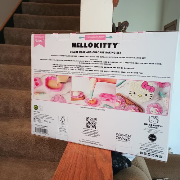 Handstand Kitchen Hello Kitty Deluxe Cake and Cupcake Baking Set (23 Pieces) - Picture 4 of 5